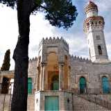 Facendo il giro ci si ritrova invece davanti alla parte frontale che toglie il fiato per la sua bellezza. Qui si capisce il perch� del suo soprannome: l�alta torre che sovrasta la costruzione ricorda infatti quelle strutture da cui i �muezz�n�, i sacerdoti islamici, modulano le loro preghiere